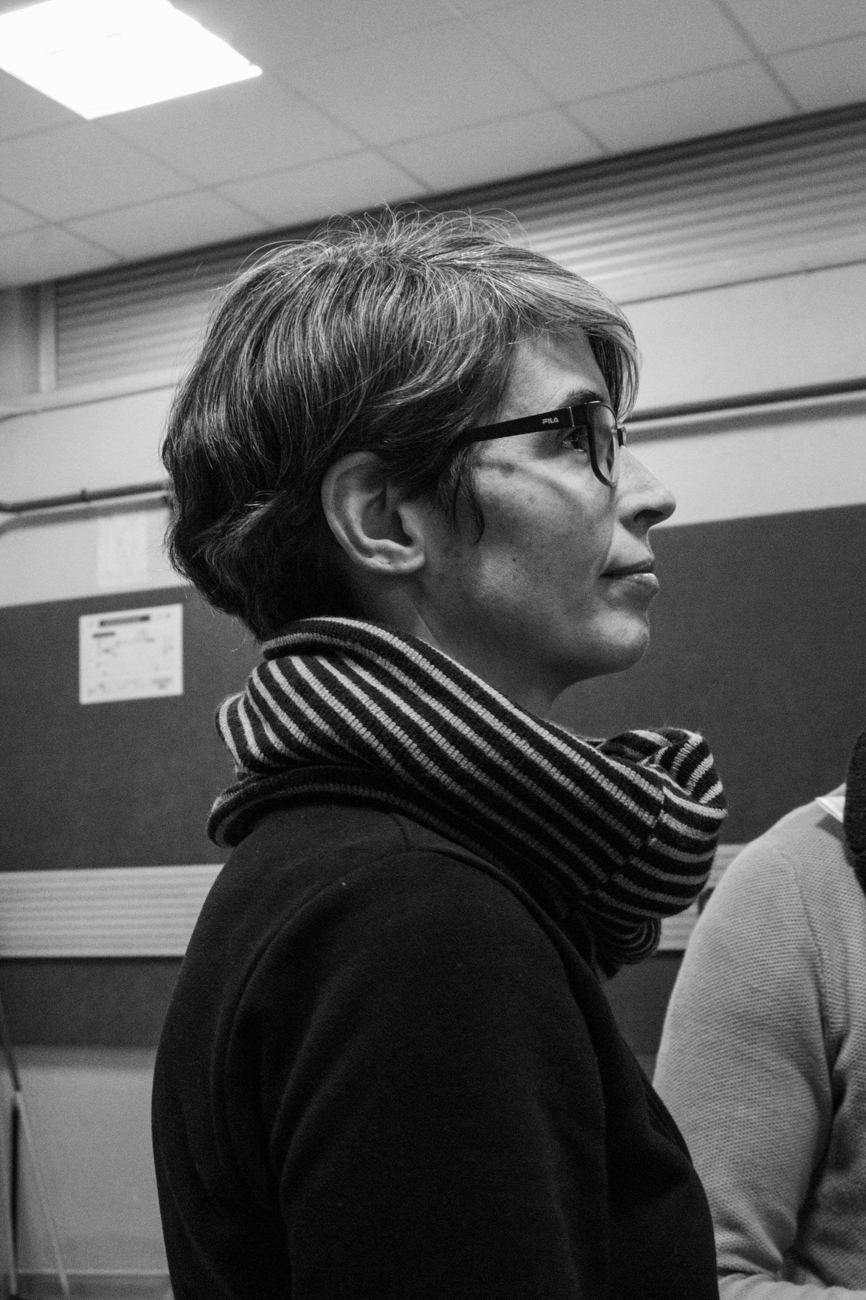 Profesora observando.