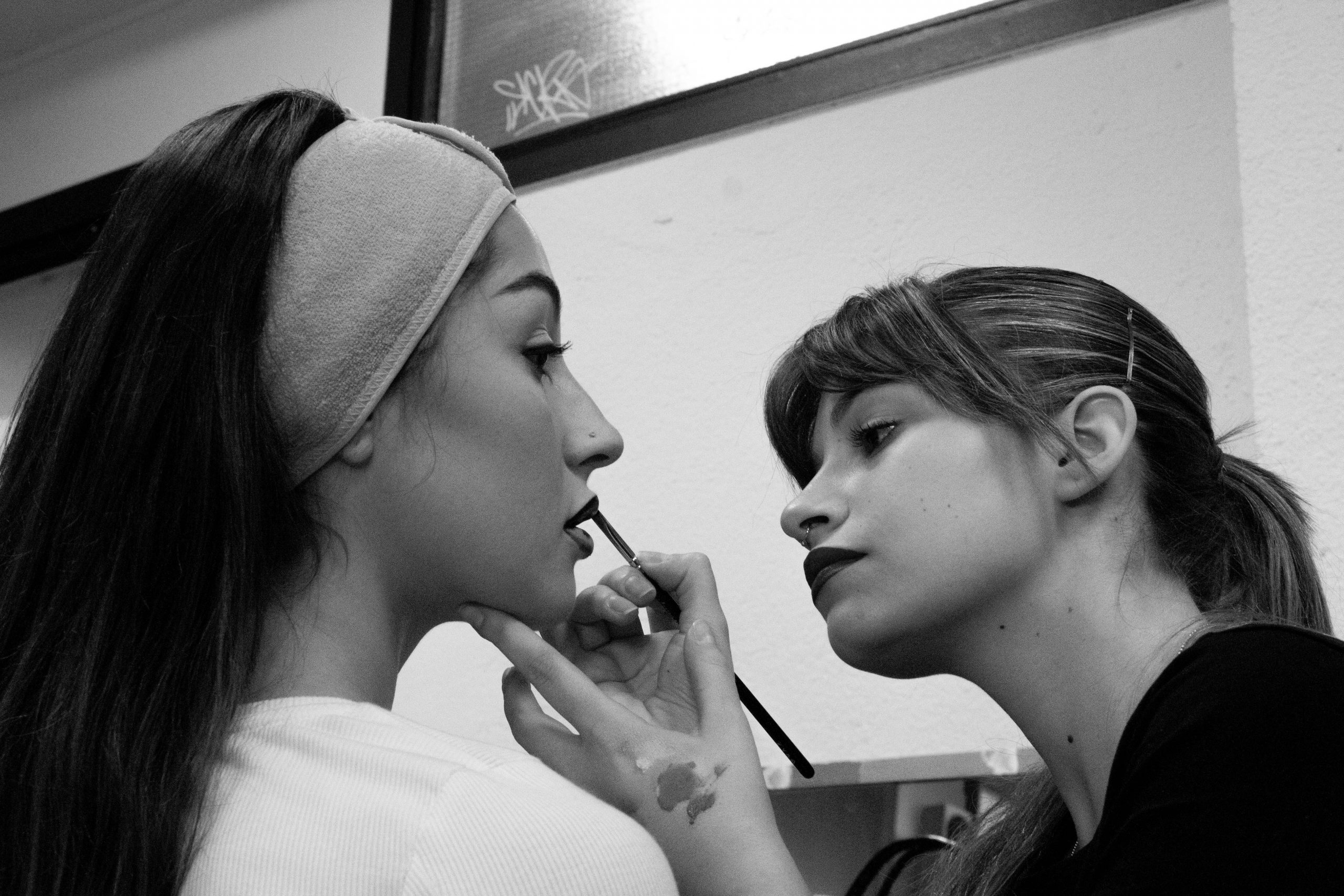 Maquillaje a una modelo.