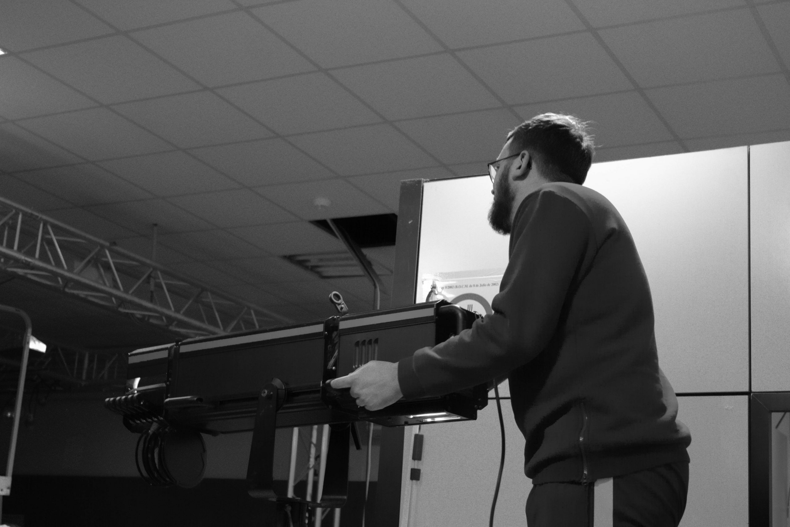 Alumno con un cañón de luz.