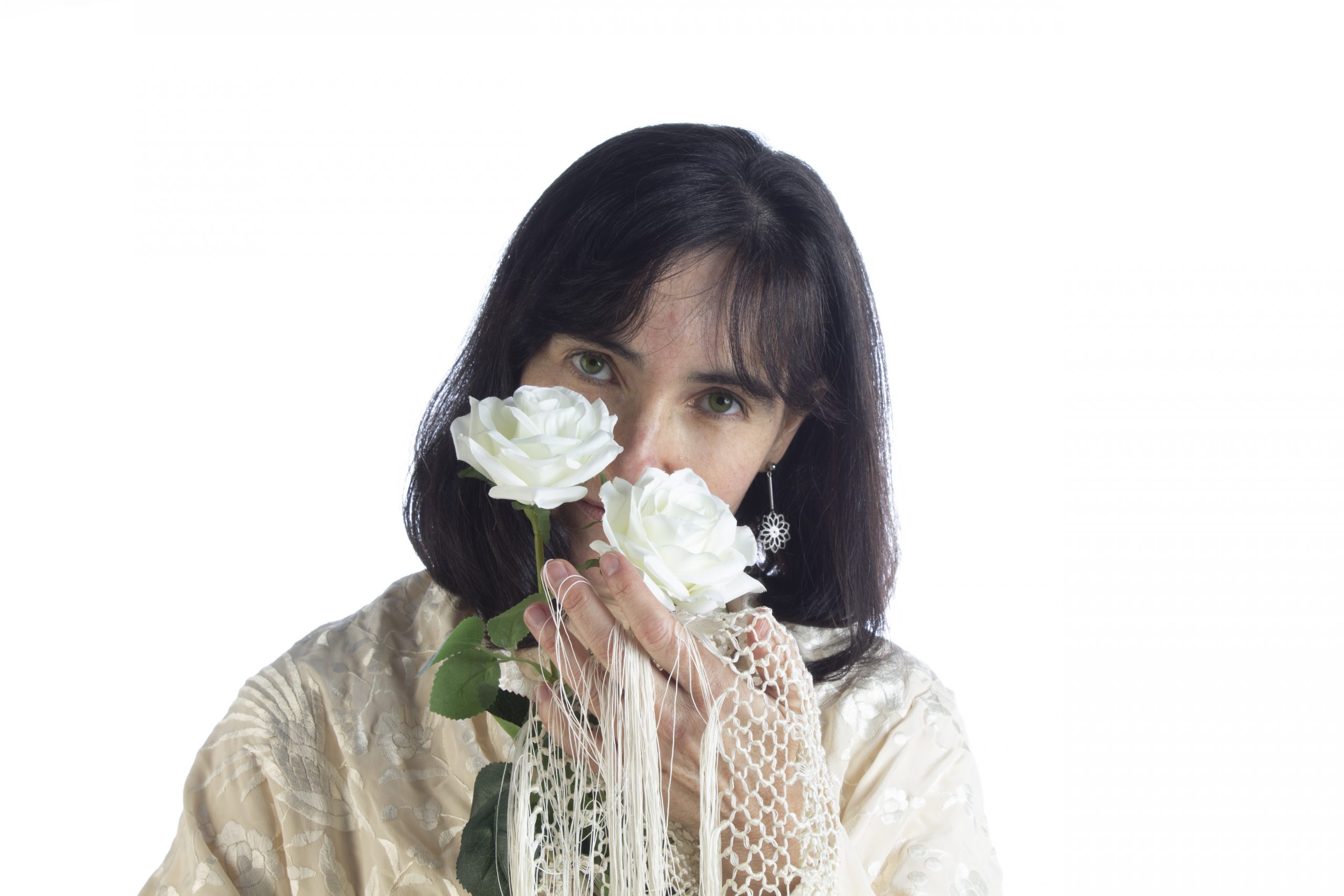 Mujer mirando a la cámara.